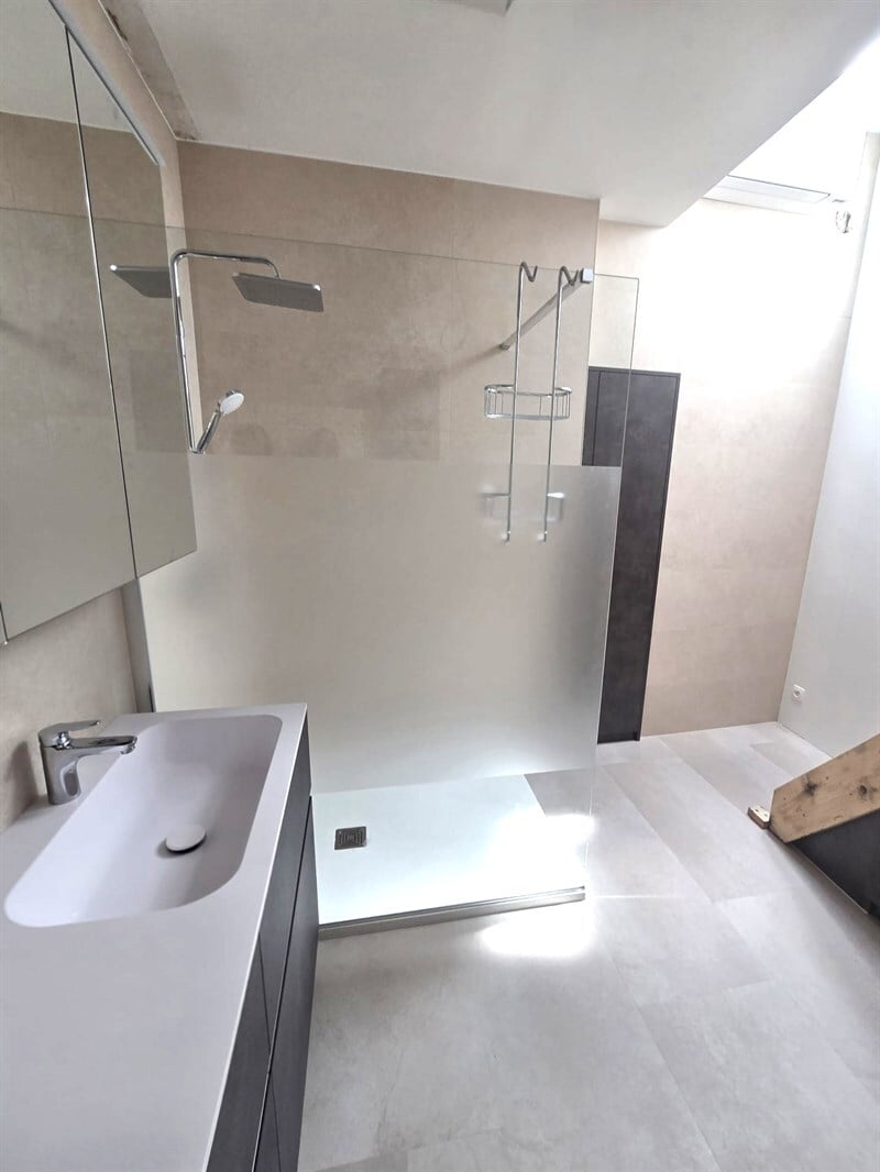 Salle de bains fermée de style moderne marron à Hélécine 3
