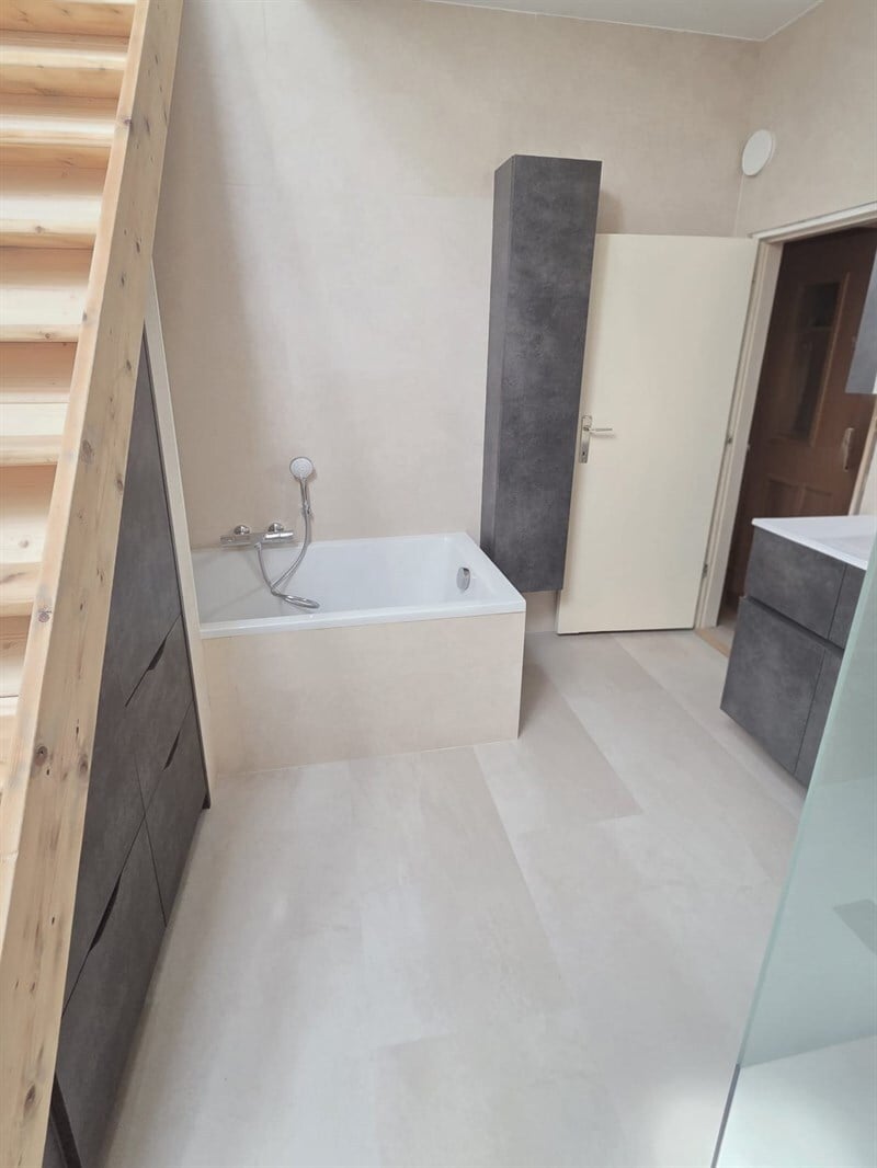 Salle de bains fermée de style moderne marron à Hélécine 4