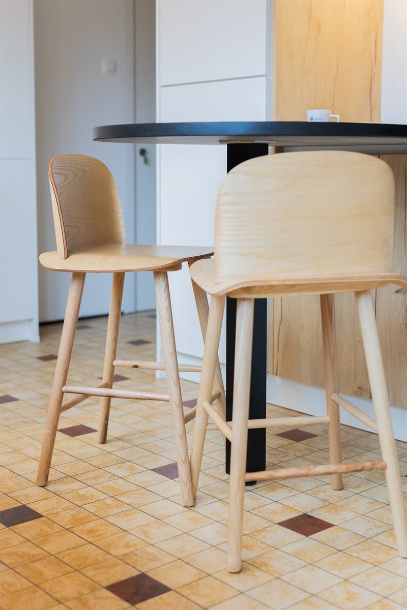 Cuisine fermée de style contemporain bois, noir et blanc à Ghlin | Raison Home - 9
