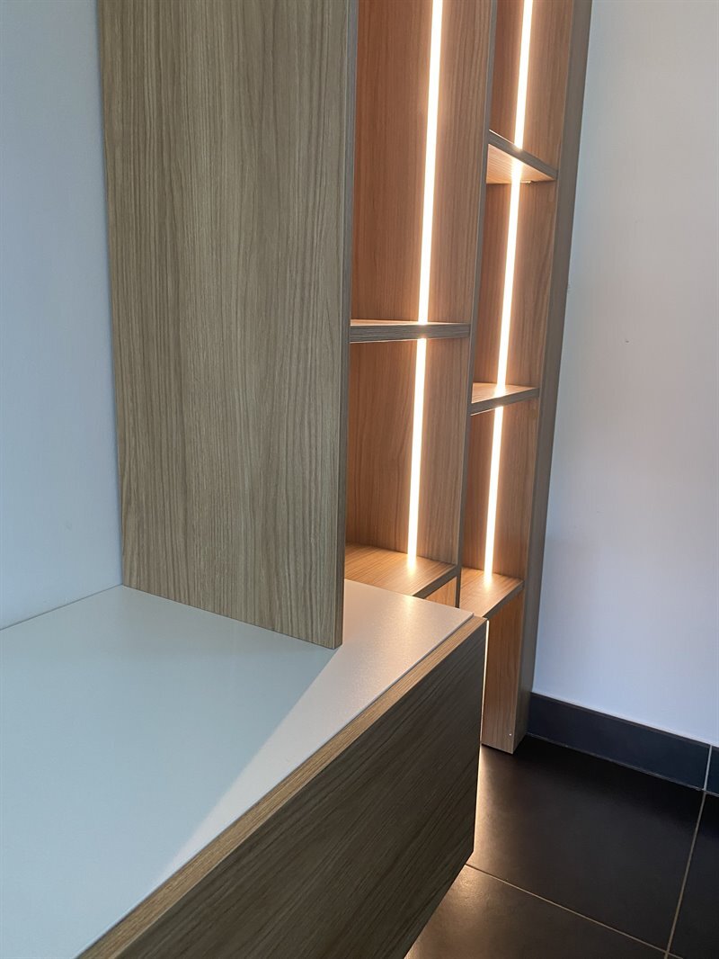 Meuble TV moderne avec espace déco illuminé à Havré | Raison Home - 6