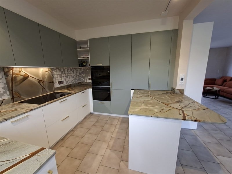 Cuisine ouverte de style nature blanc et vert à Pommeroeul | Raison Home - 2