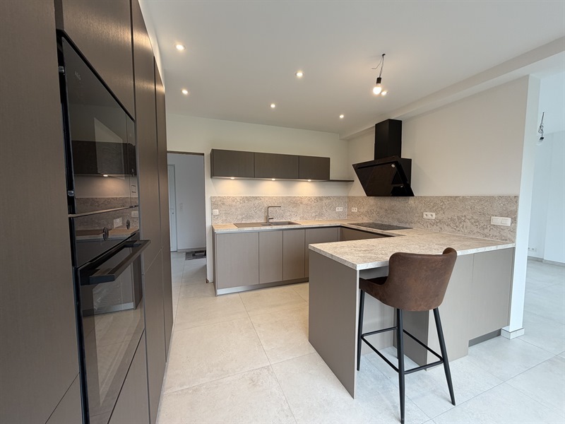 Cuisine fermée de style moderne beige et gris à Petit Enghien | Raison Home - 1