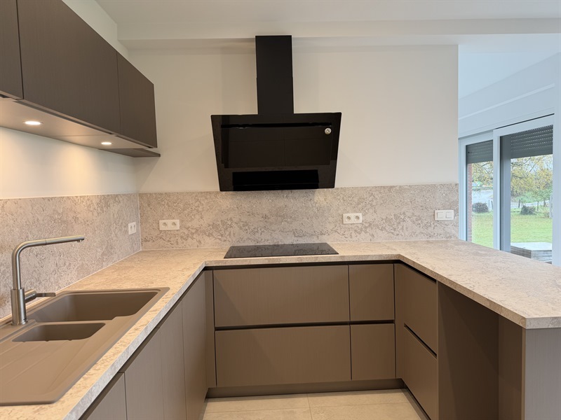 Cuisine fermée de style moderne beige et gris à Petit Enghien | Raison Home - 3