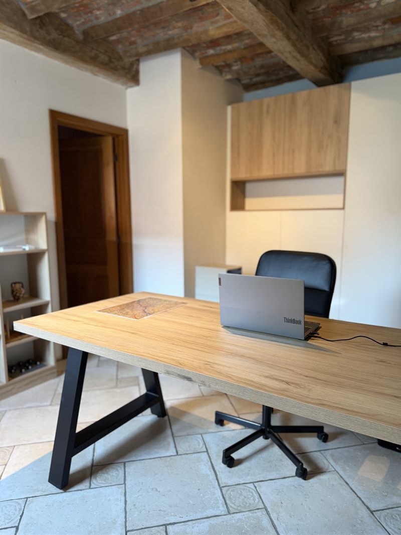 Bureau accueillant bois et blanc à Dour 1