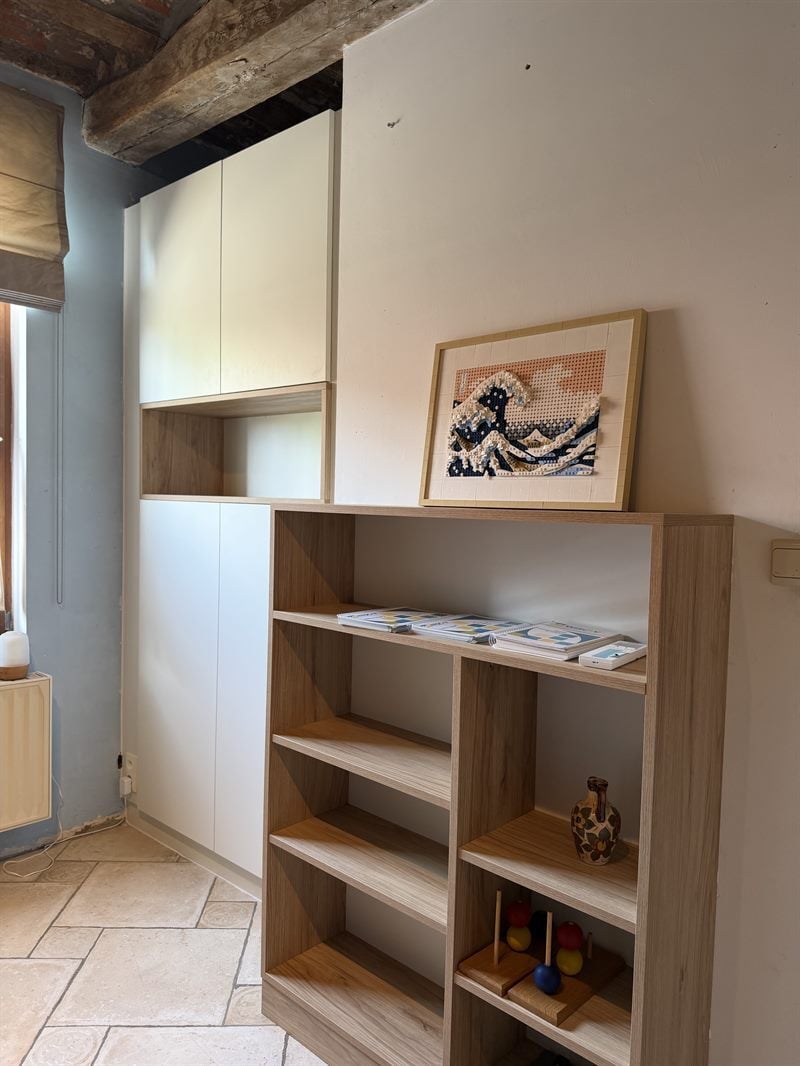 Bureau accueillant bois et blanc à Dour 2