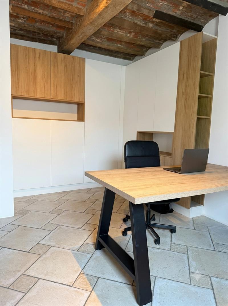 Bureau accueillant bois et blanc à Dour 3
