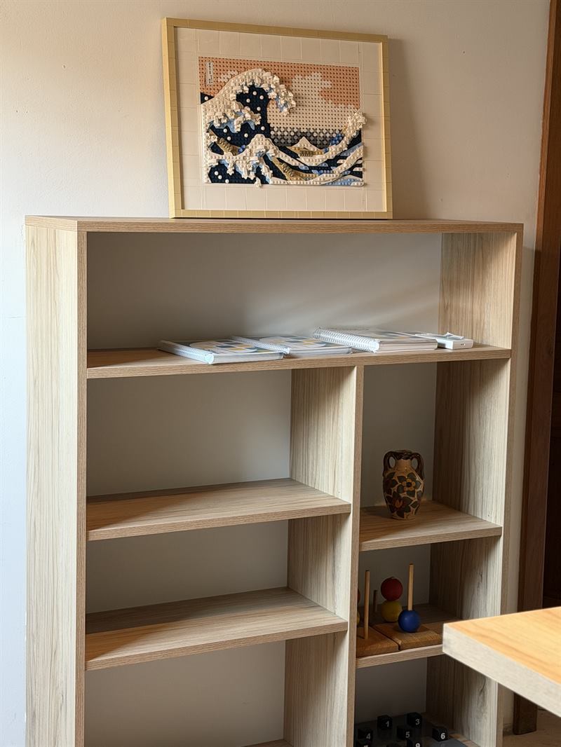 Bureau accueillant bois et blanc à Dour 4