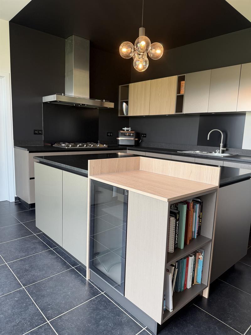 Cuisine de style moderne bois, noir et beige 1