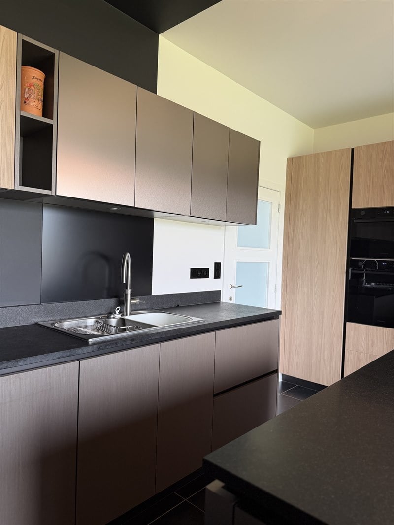 Cuisine de style moderne bois, noir et beige 2