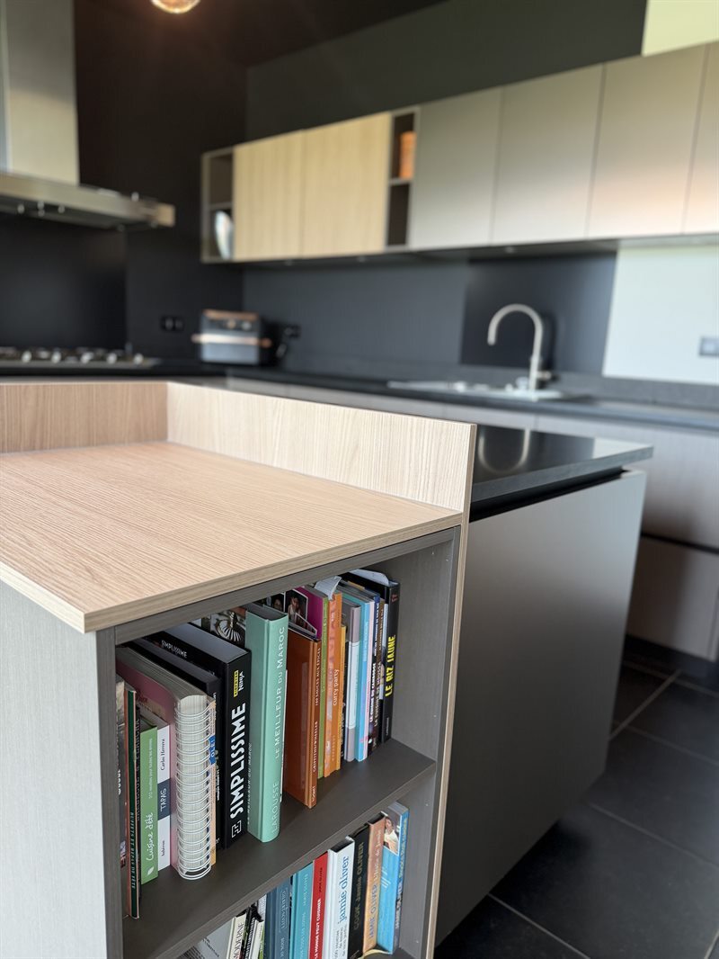 Cuisine de style moderne bois, noir et beige 3