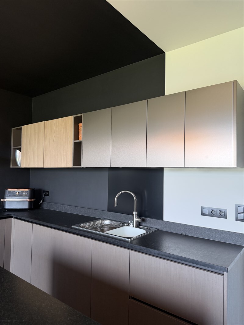 Cuisine de style moderne bois, noir et beige 4