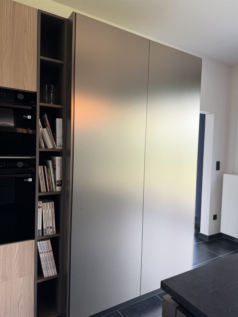 Cuisine de style moderne bois, noir et beige 5