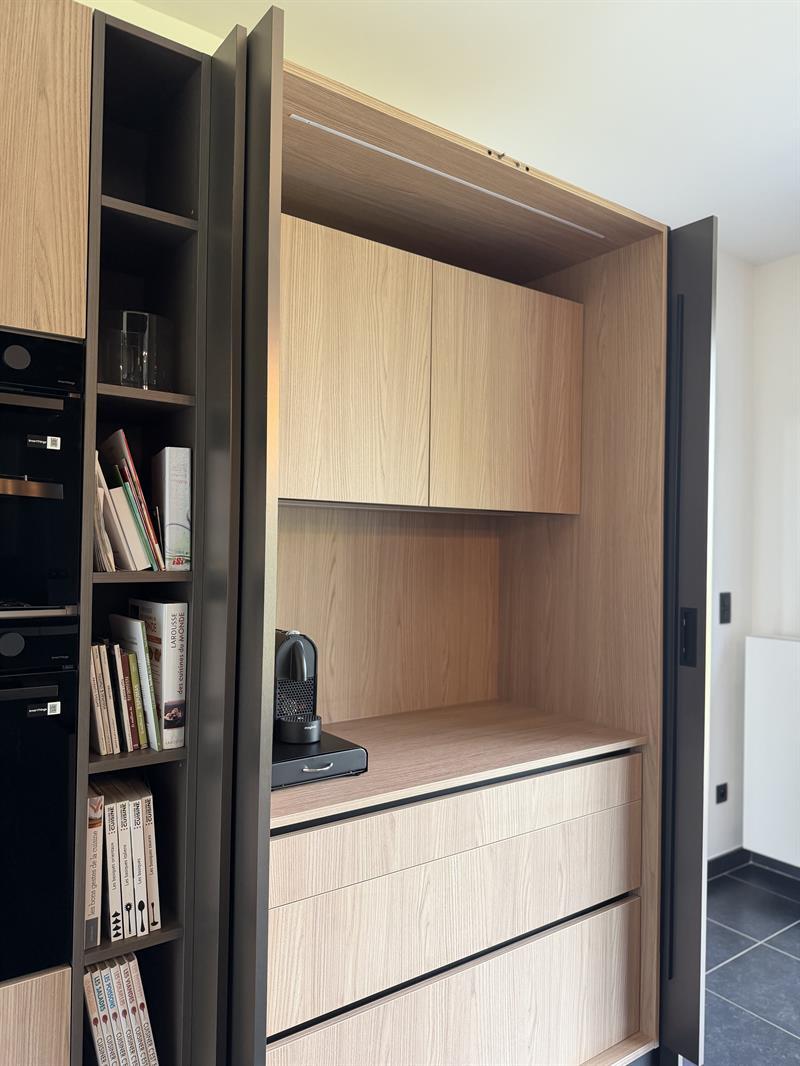 Cuisine de style moderne bois, noir et beige 6