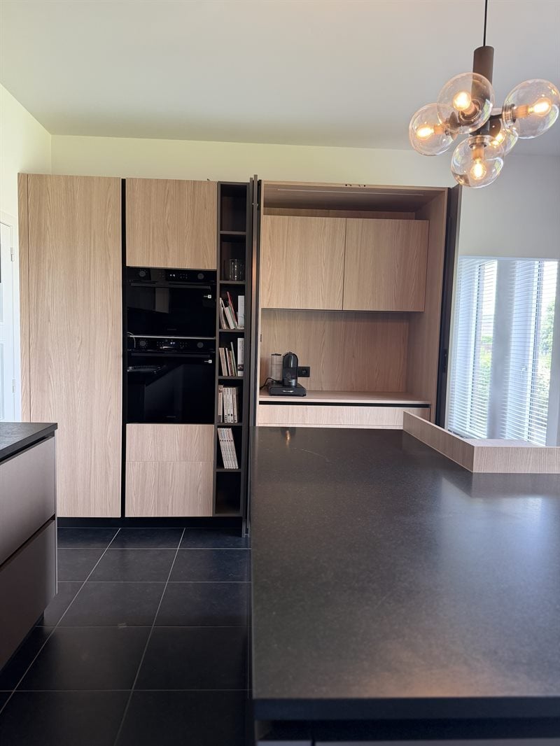 Cuisine de style moderne bois, noir et beige 7