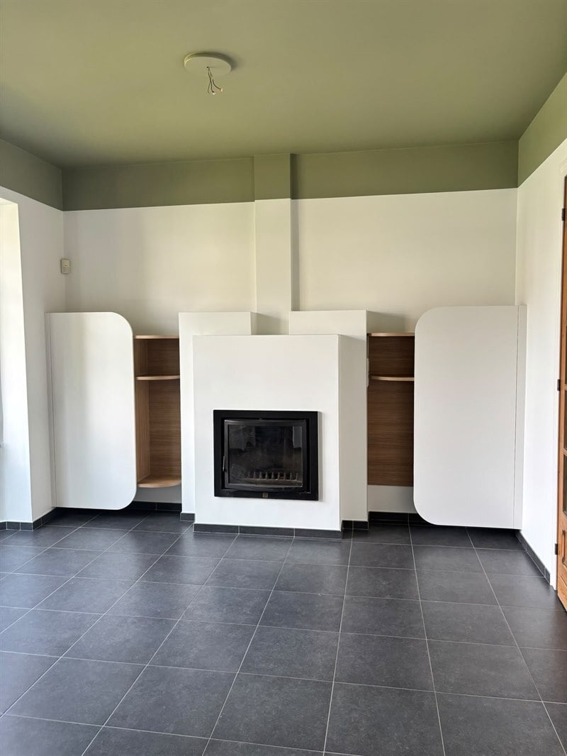 Aménagement autour d'une cheminée bois et blanc à Hyon | Raison Home - 1