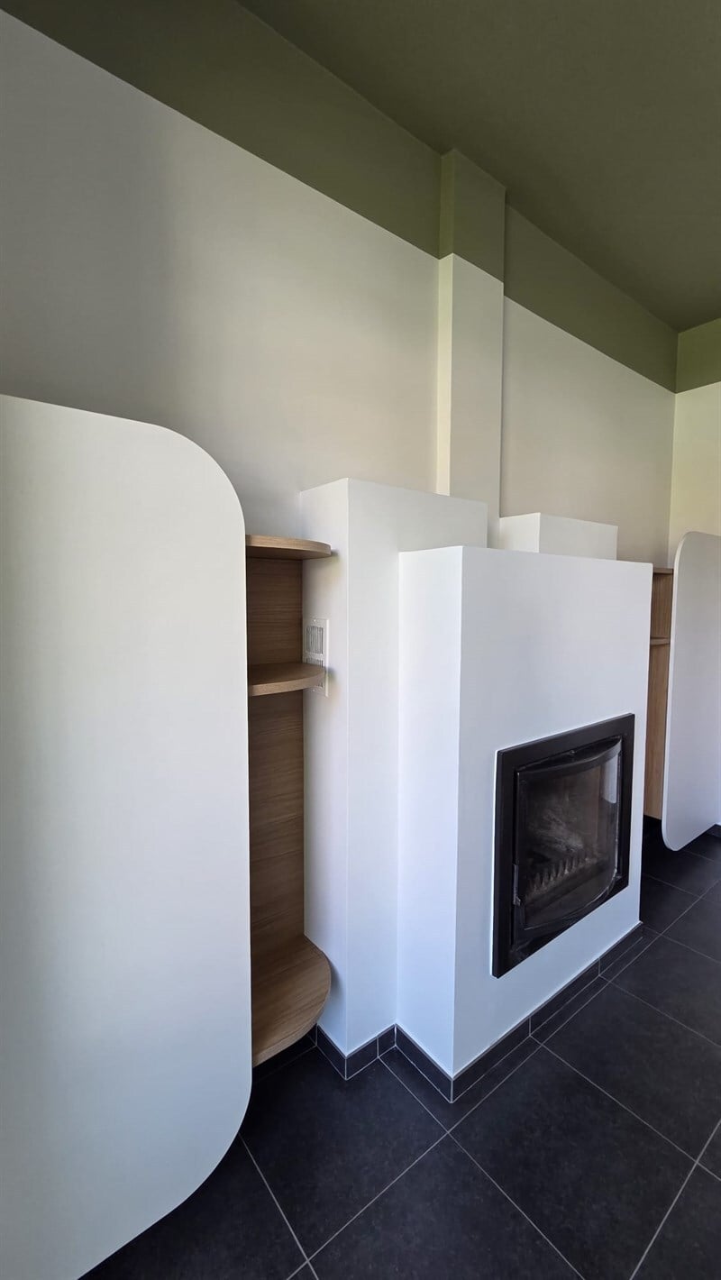 Aménagement autour d'une cheminée bois et blanc à Hyon | Raison Home - 2