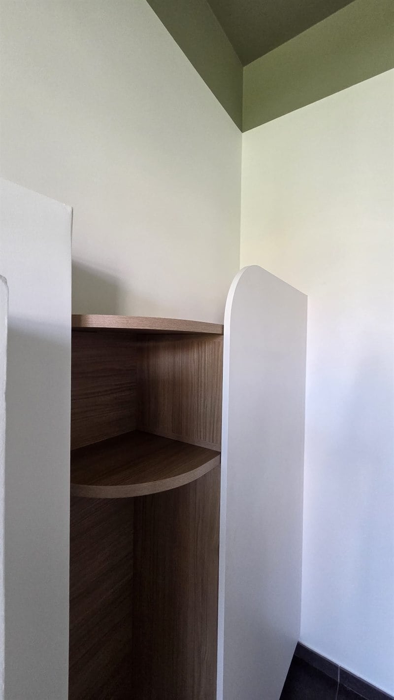 Aménagement autour d'une cheminée bois et blanc à Hyon | Raison Home - 3