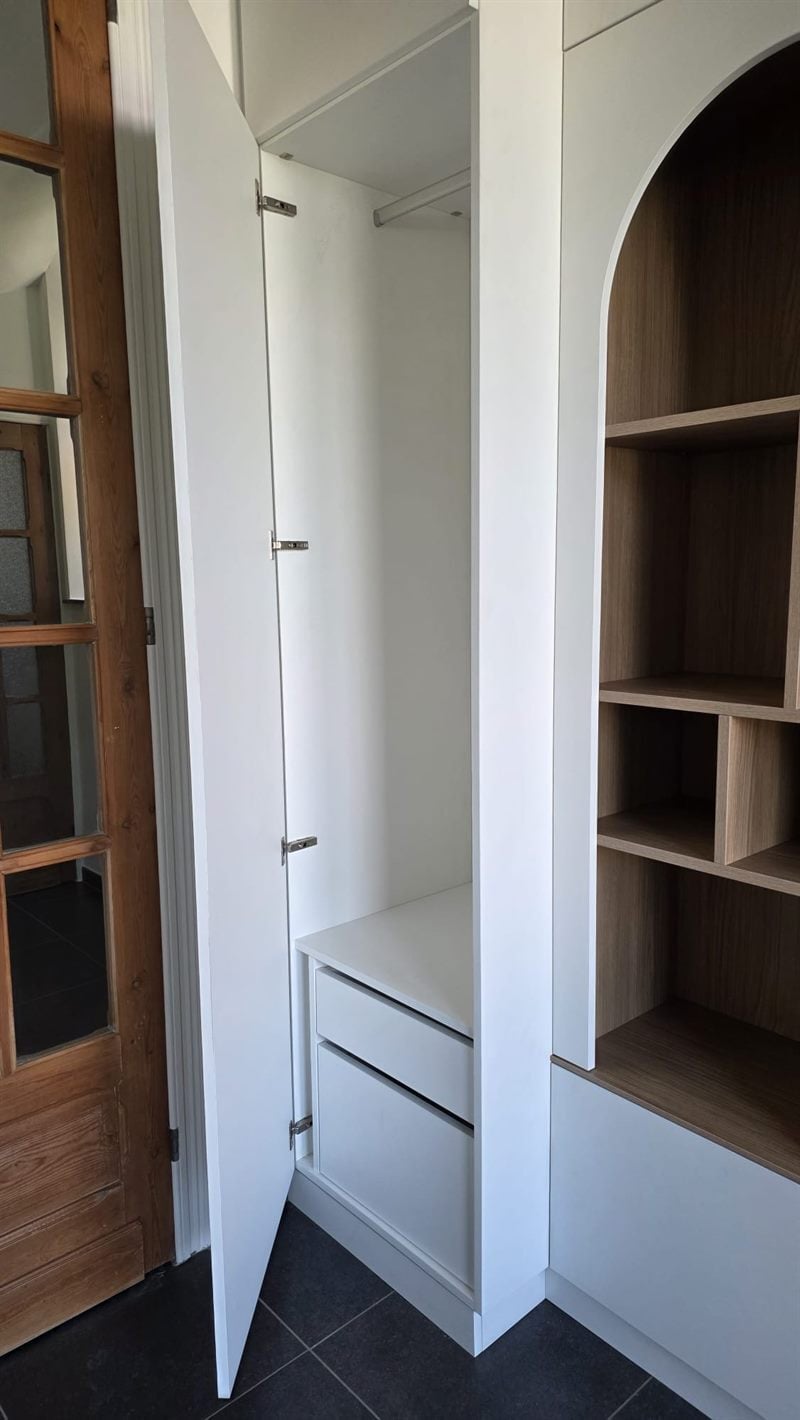 Vestiaire, meuble TV et bibliothèque bois et blanc à Hyon 2