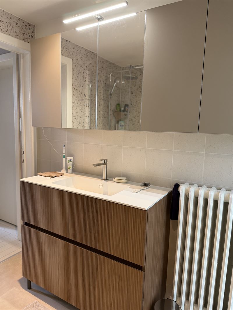 Salle de bain bois et beige à Mons 1