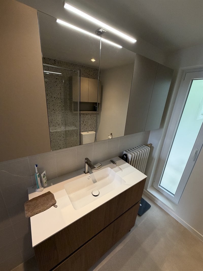Salle de bain bois et beige à Mons 2