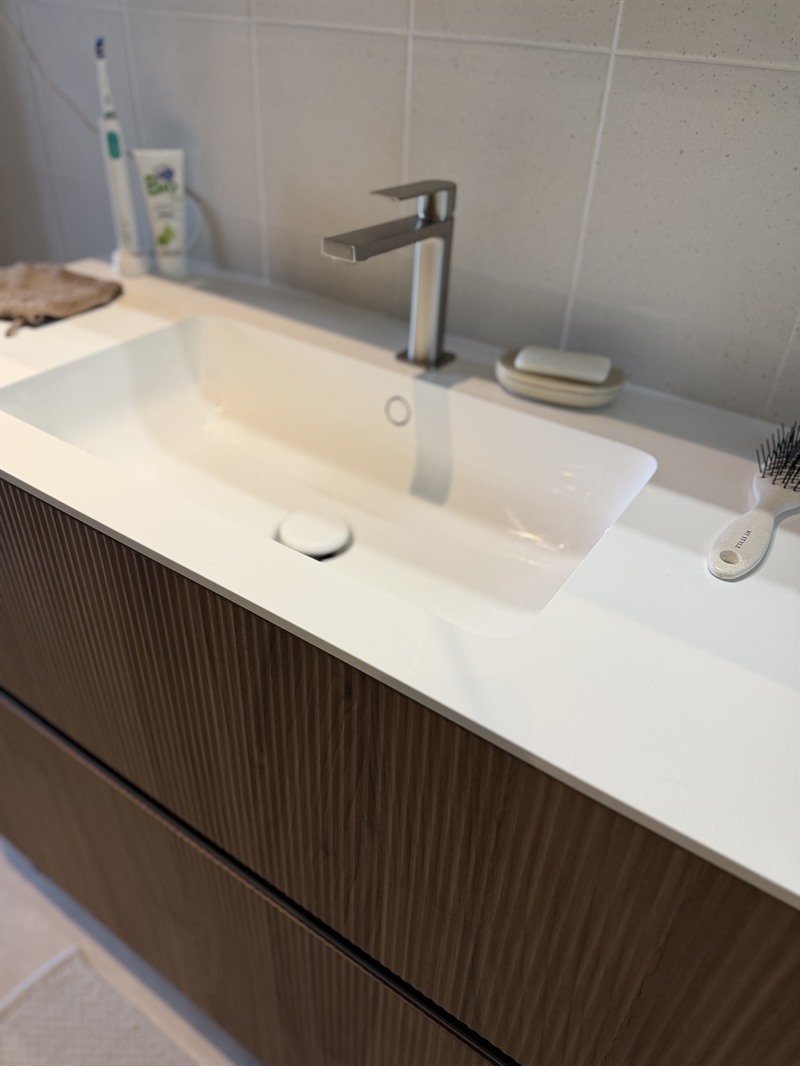Salle de bain bois et beige à Mons 3
