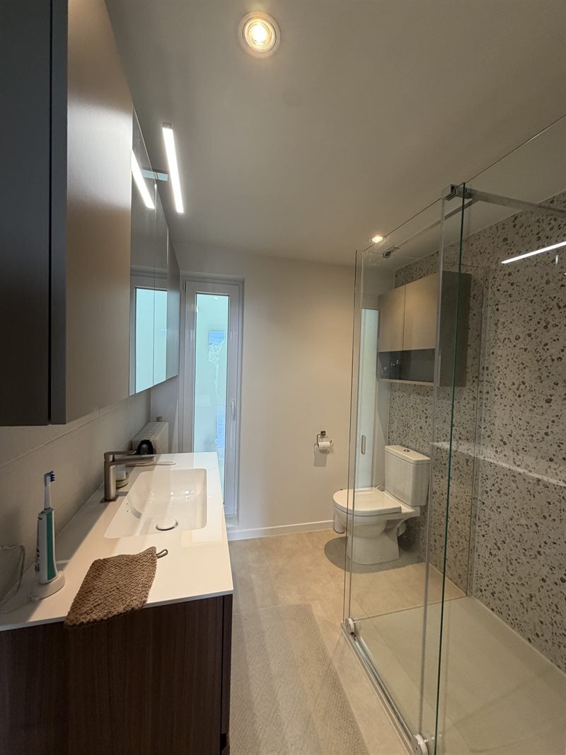 Salle de bain bois et beige à Mons 4
