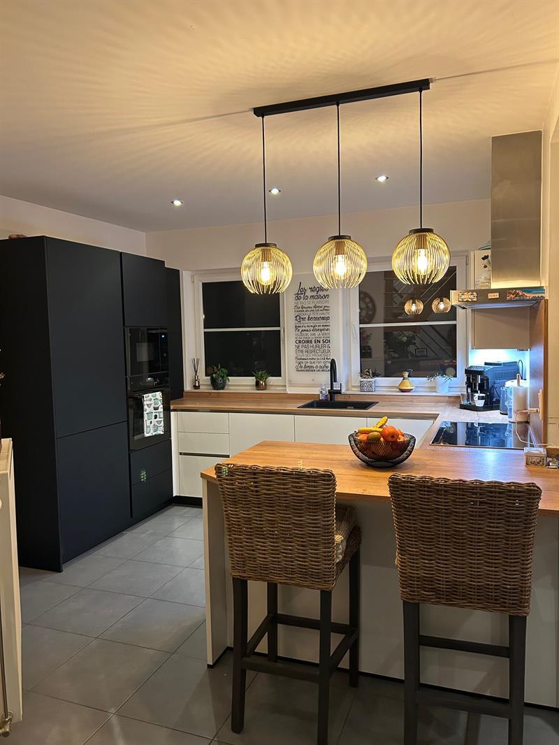 Cuisine ouverte de style moderne bois, noir et blanc à Fossés | Raison Home - 1