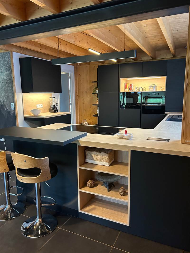 Cuisine ouverte de style moderne bois et noir à Saint-Vincent 1