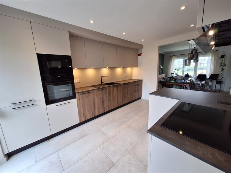 Cuisine ouverte de style moderne bois et beige à Halanzy 1