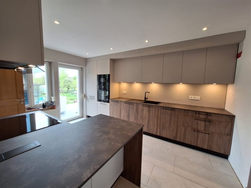 Cuisine ouverte de style moderne bois et beige à Halanzy 2