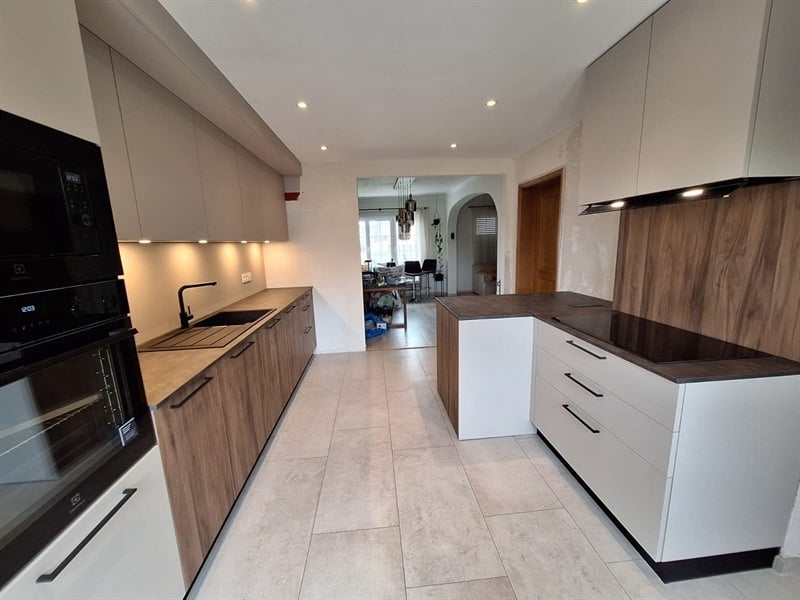 Cuisine ouverte de style moderne bois et beige à Halanzy 3