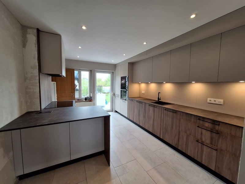 Cuisine ouverte de style moderne bois et beige à Halanzy 4