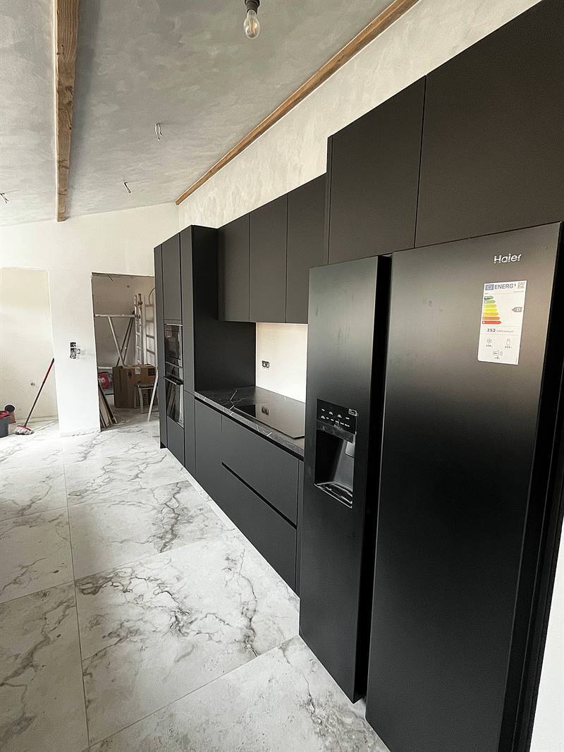 Cuisine fermée de style moderne noir à Ghlin | Raison Home - 1