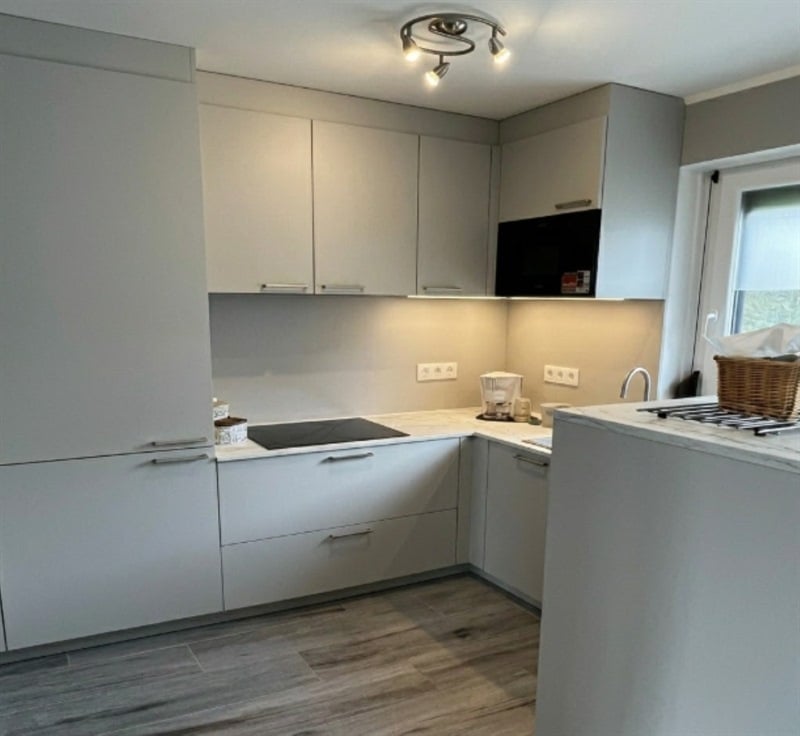 Cuisine ouverte de style moderne beige à Marcinelle | Raison Home - 1