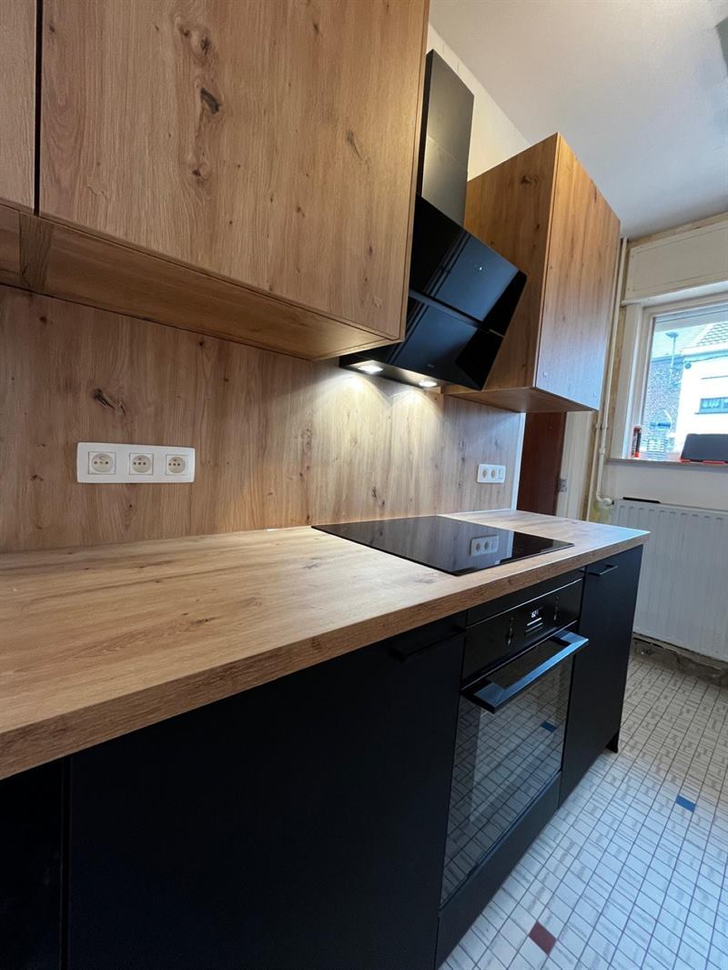 Cuisine fermée de style moderne bois et noir à Trazegnies 1