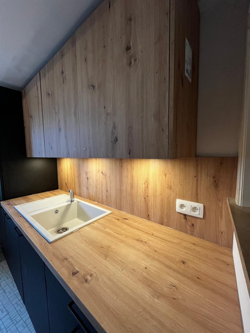 Cuisine fermée de style moderne bois et noir à Trazegnies 2