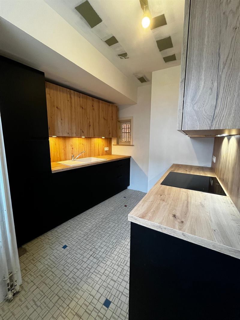 Cuisine fermée de style moderne bois et noir à Trazegnies 3