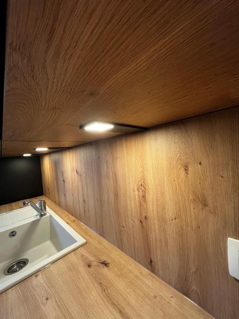 Cuisine fermée de style moderne bois et noir à Trazegnies 4