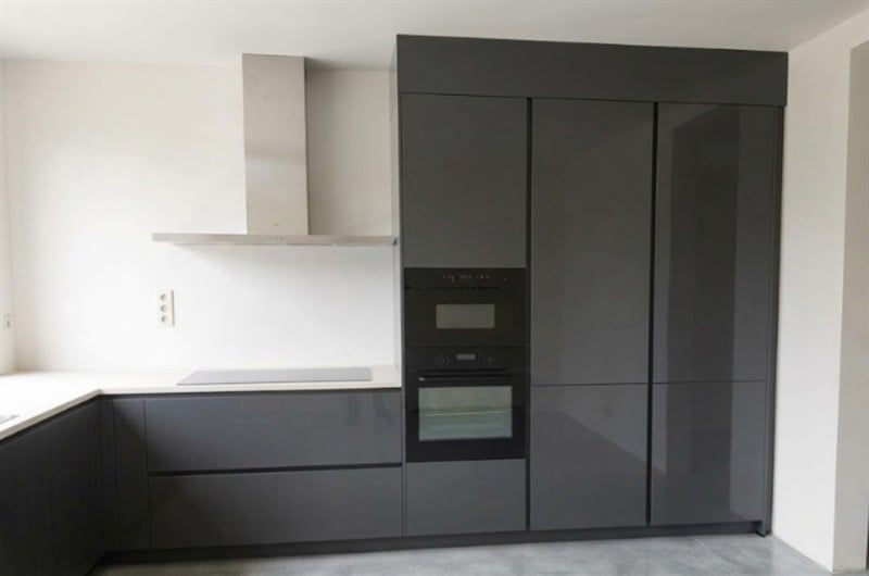 Cuisine ouverte de style moderne noir à Braine L'alleud | Raison Home - 1