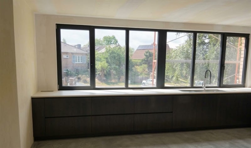 Cuisine ouverte de style moderne noir à Braine L'alleud | Raison Home - 2