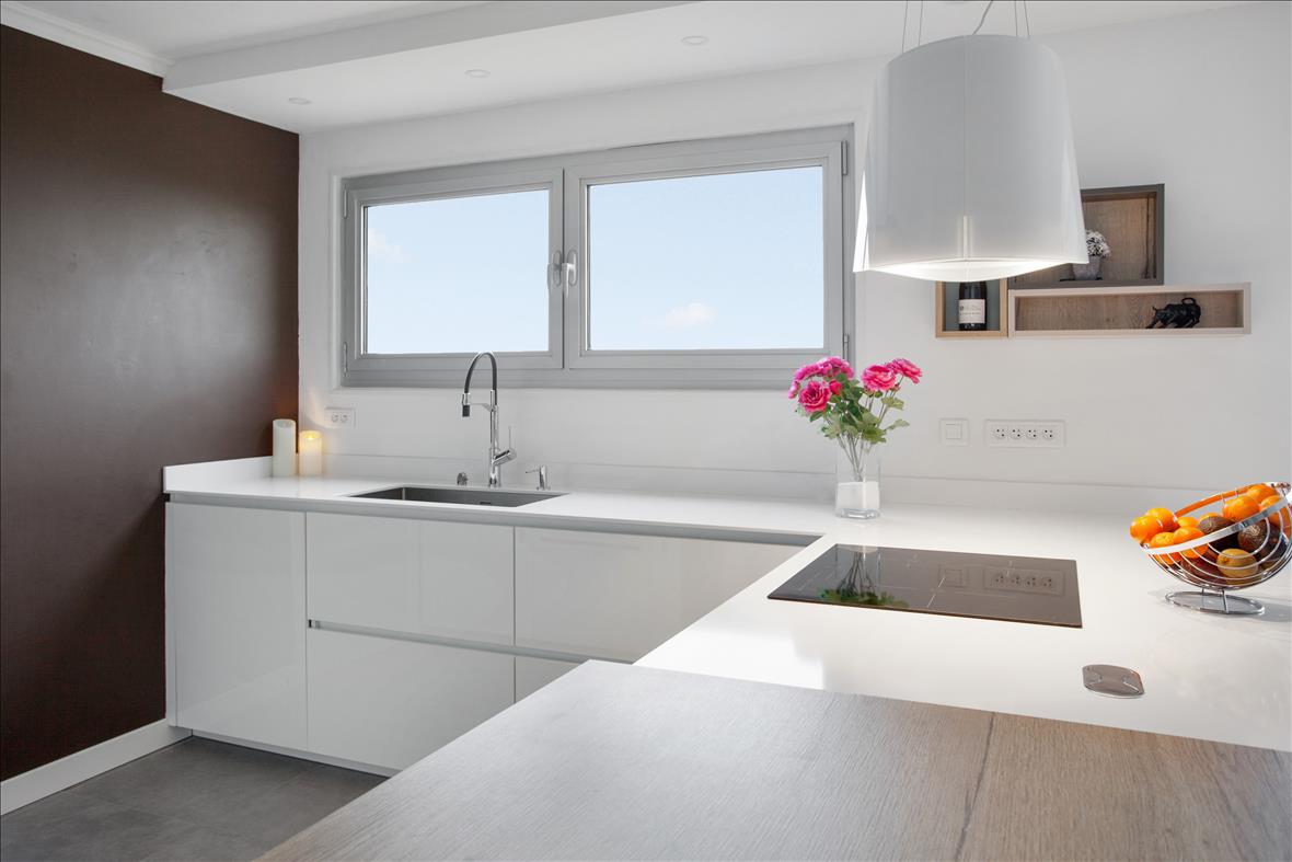 Cuisine ouverte moderne blanche disposition en L 5