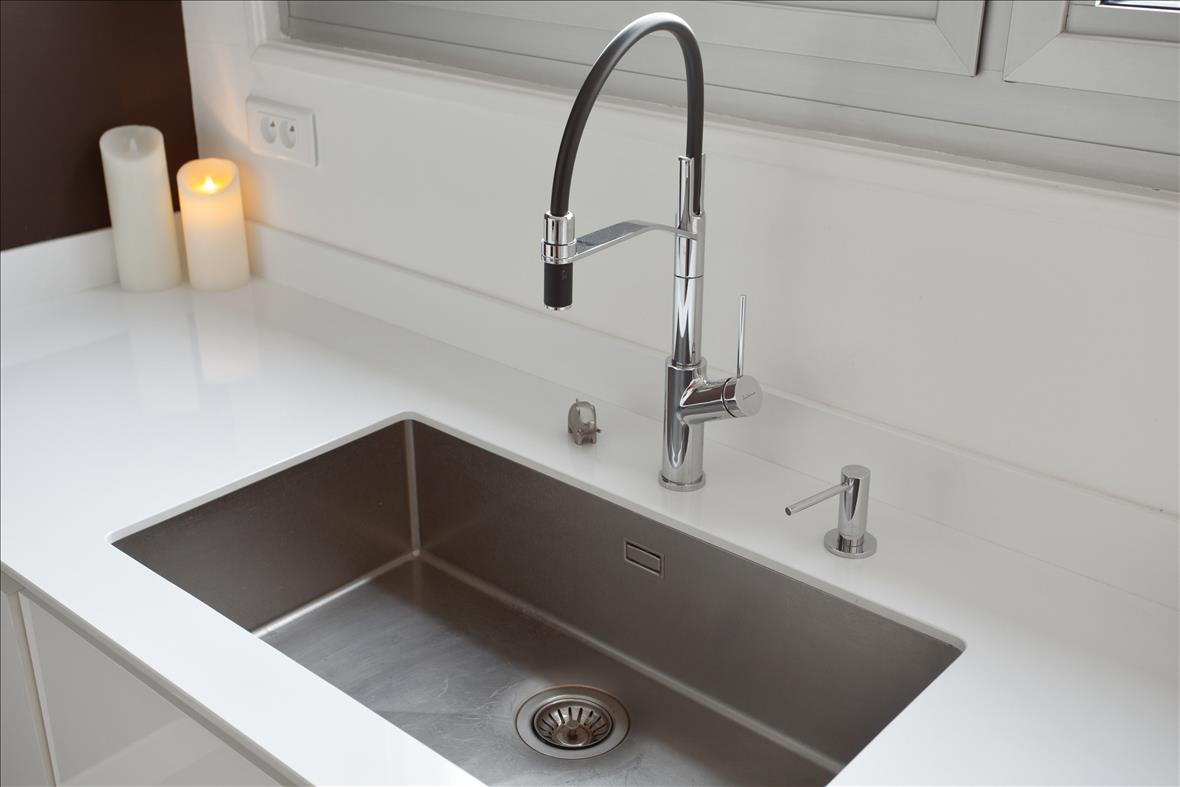 Cuisine ouverte moderne blanche disposition en L 1