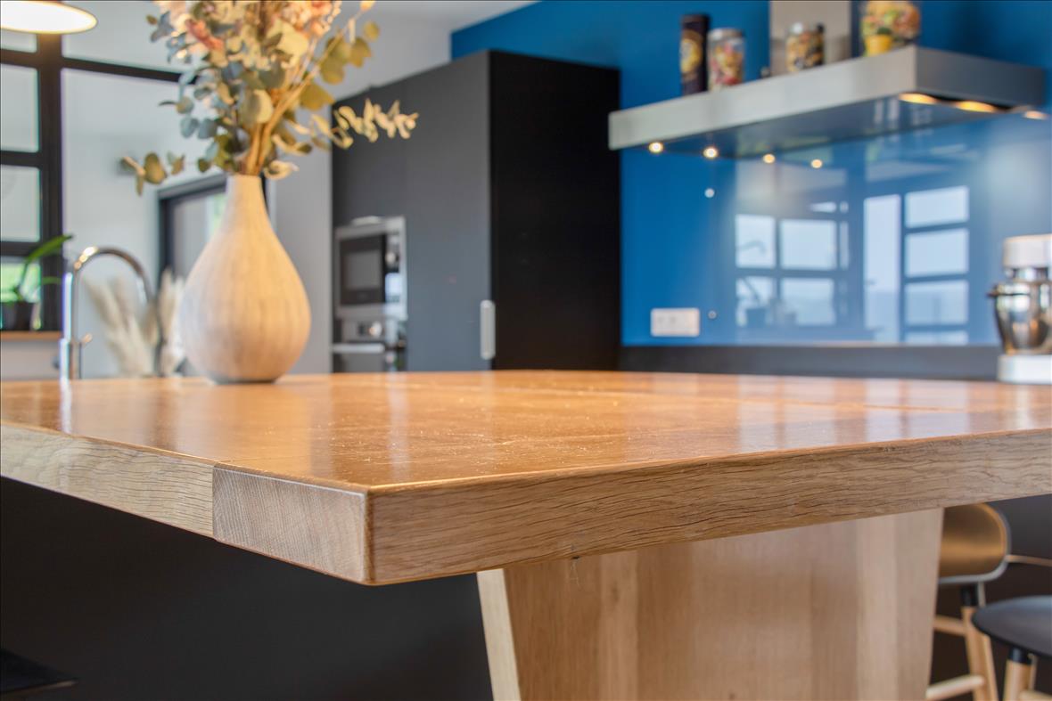 Cuisine ouverte moderne noir en couloir | Raison Home - 7