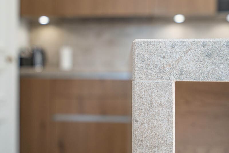 Cuisine ouverte moderne en bois avec ilot central | Raison Home - 4