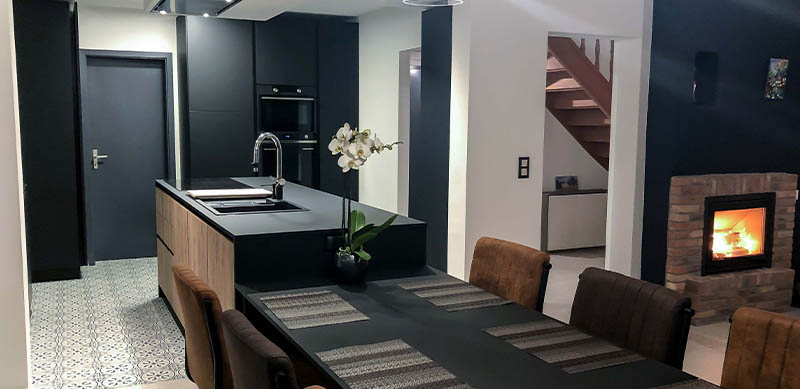 Cuisine ouverte industrielle noir, bois avec ilot central et table à manger par Isabelle SIERANSKI | Raison Home Belgium - 8