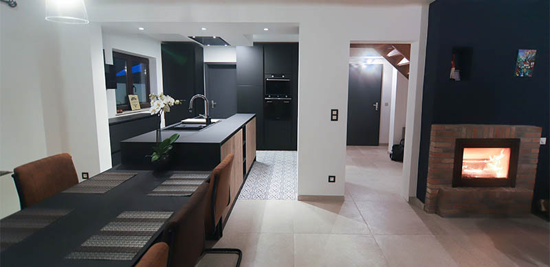 Cuisine ouverte industrielle noir, bois avec ilot central et table à manger par Isabelle SIERANSKI | Raison Home Belgium - 9