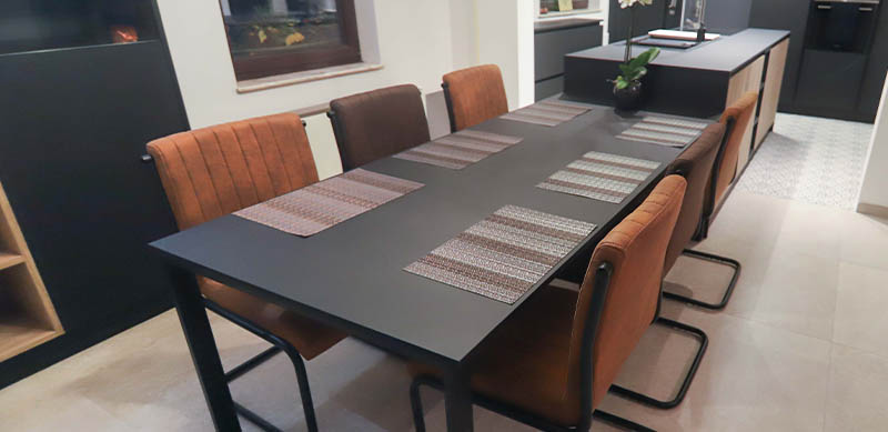 Cuisine ouverte industrielle noir, bois avec ilot central et table à manger par Isabelle SIERANSKI | Raison Home Belgium - 6