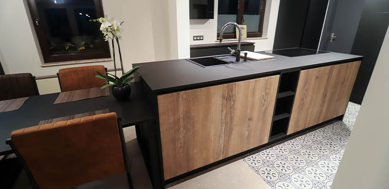 Cuisine ouverte industrielle noir, bois avec ilot central et table à manger par Isabelle SIERANSKI | Raison Home Belgium - 7