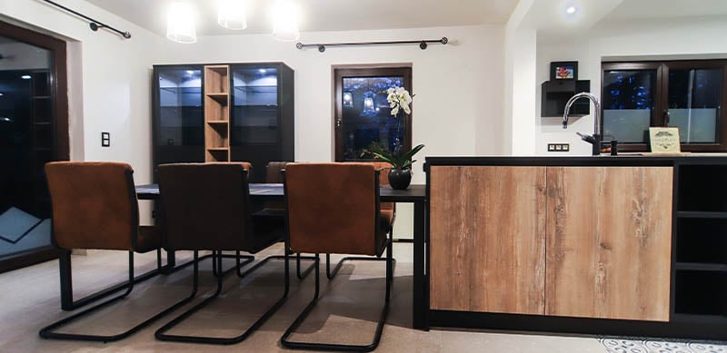 Cuisine ouverte industrielle noir, bois avec ilot central et table à manger par Isabelle SIERANSKI | Raison Home Belgium - 1