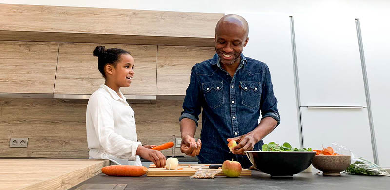 Cuisine ouverte contemporaine blanche avec ilot central par Isabelle SIERANSKI 8